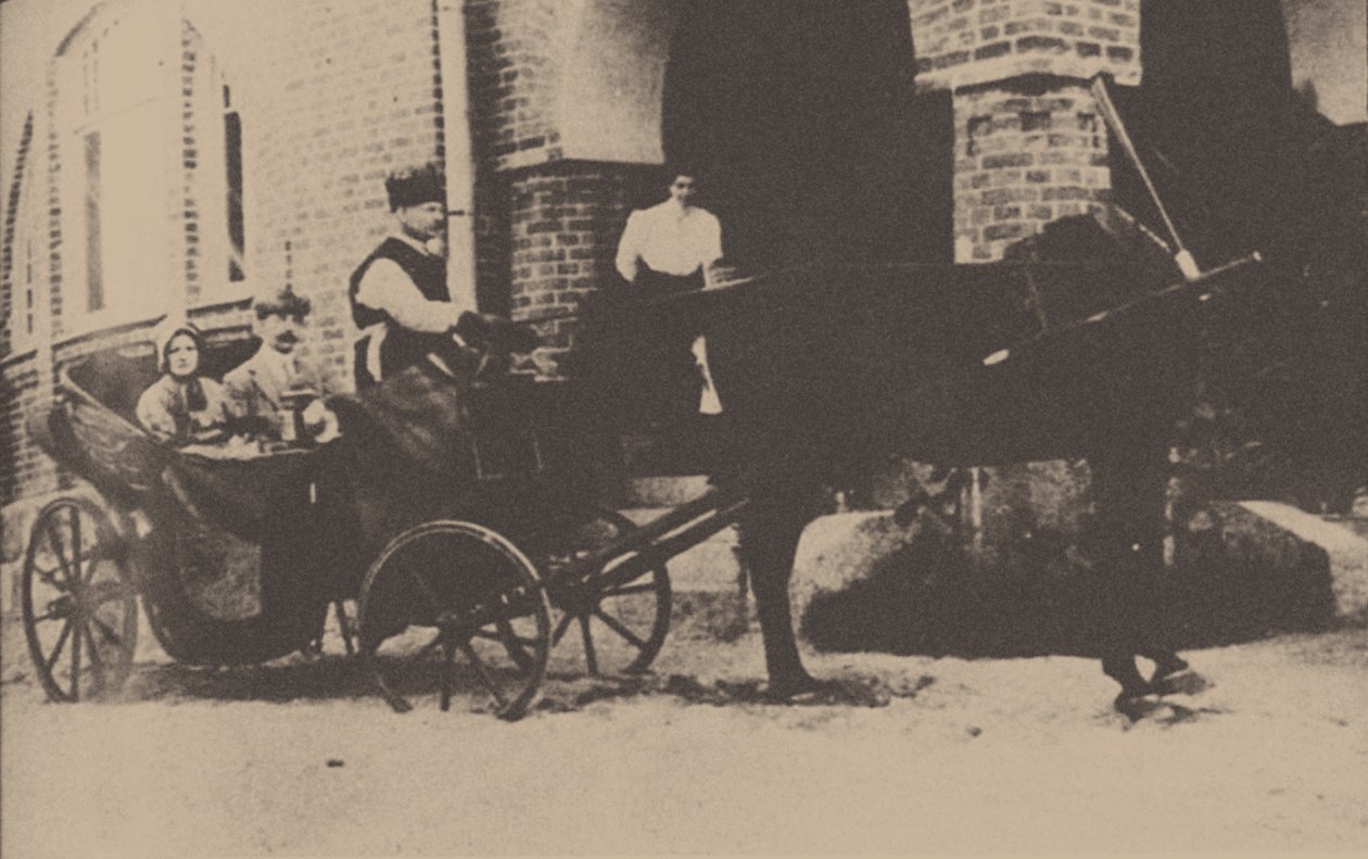 Moura Budberg med sin første mand von Benckendorf i en vogn på deres estiske ejendom, 1912 af Unbekannt