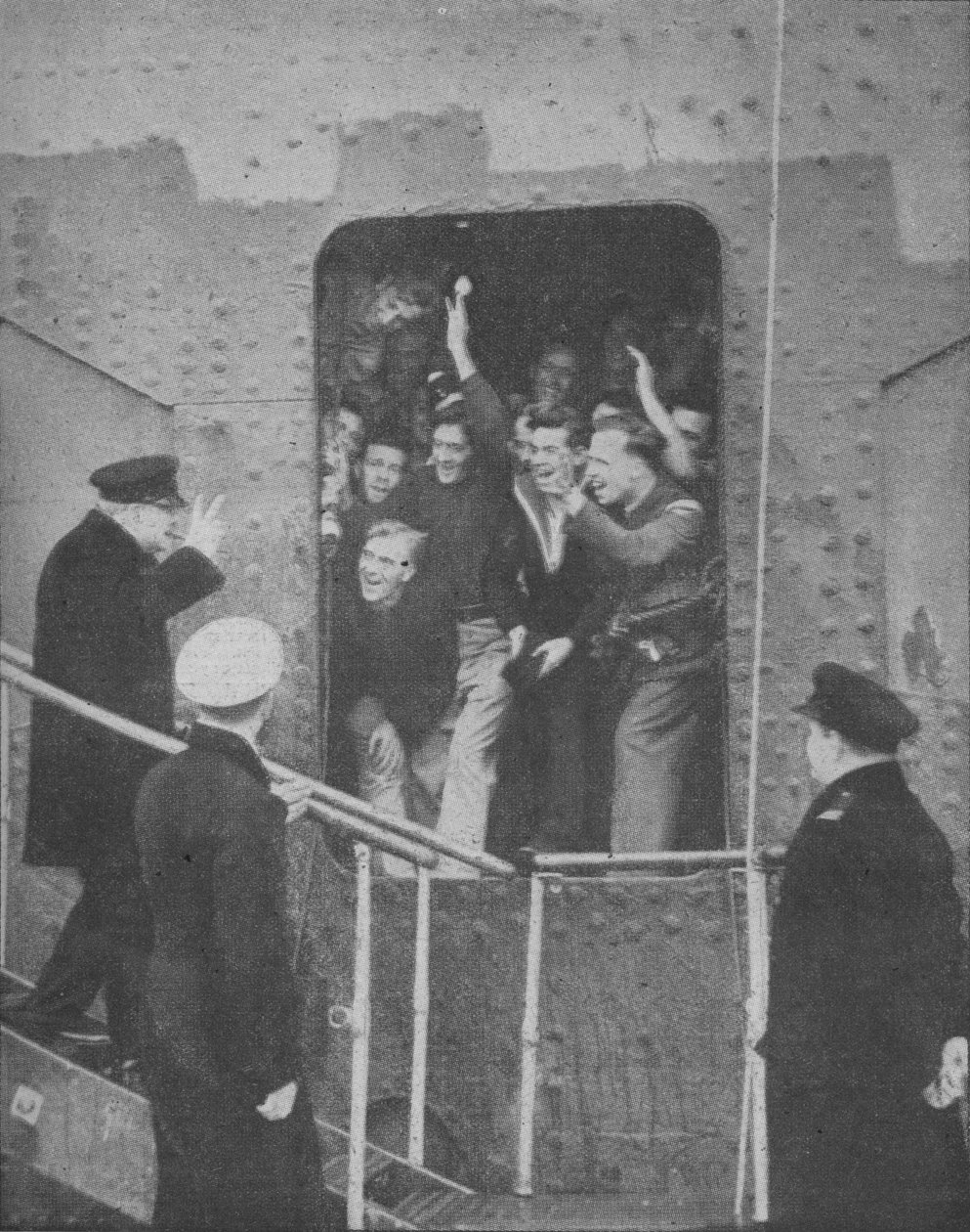Mr. Churchill giver V-tegnet til jublende medlemmer af skibets besætning, 1943-1944 af Unbekannt