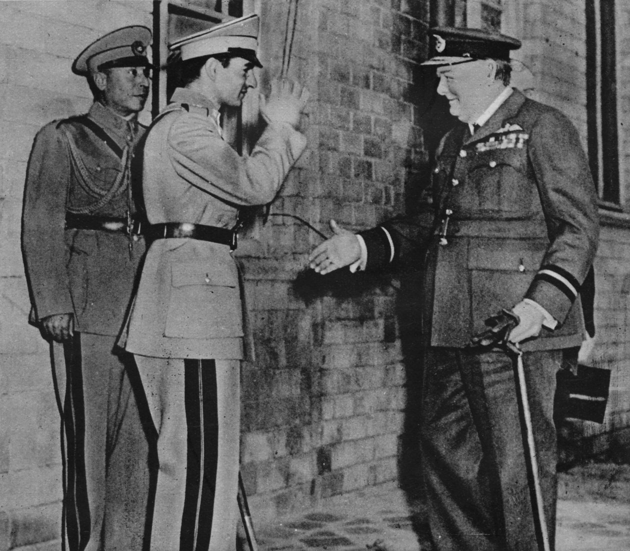 Mr. Churchill bliver mødt af Shahen af Persien, 1943 af Unbekannt
