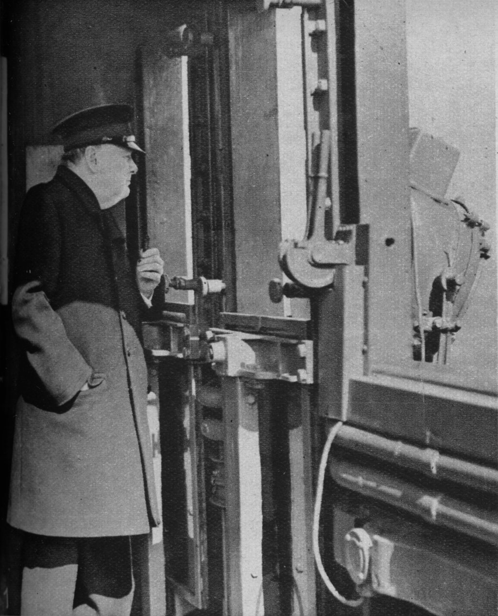 Mr. Churchill på krigsskibets bro, 1943-44 af Unbekannt