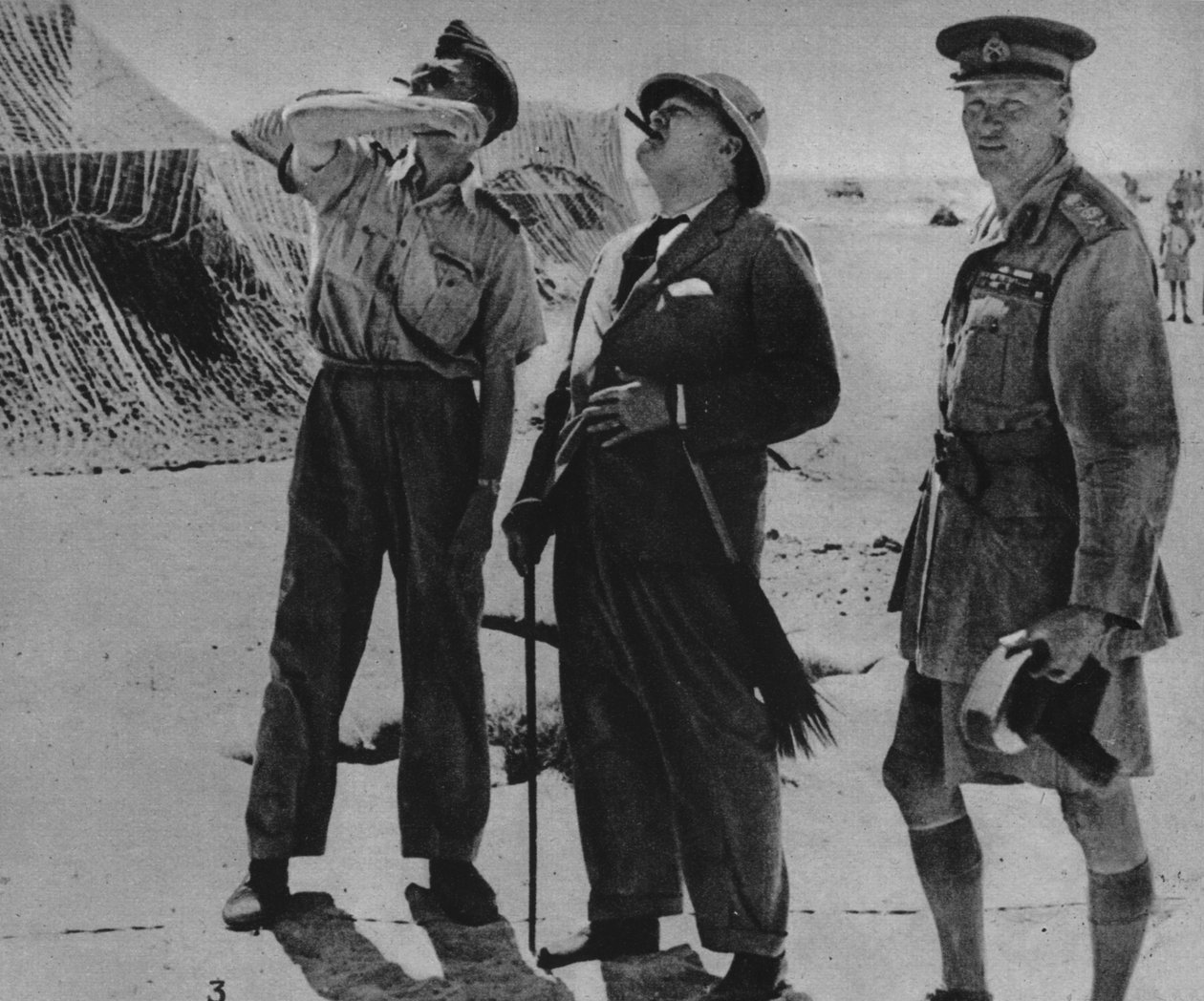 Mr. Churchill med Sir A. Tedder og general Auchinleck., 1942 af Unbekannt