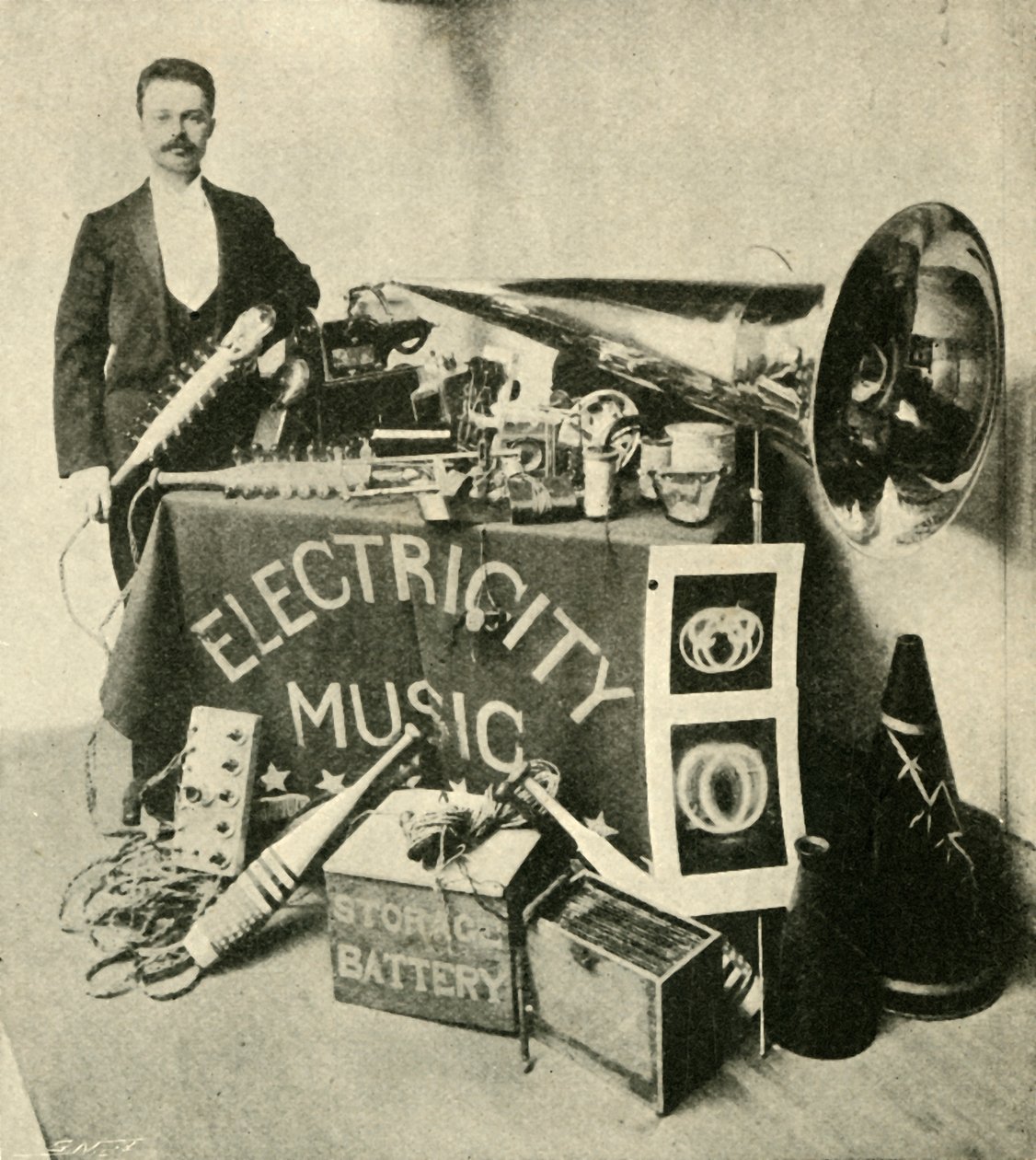 Mr. Patterson og hans apparat, 1900. af Unbekannt