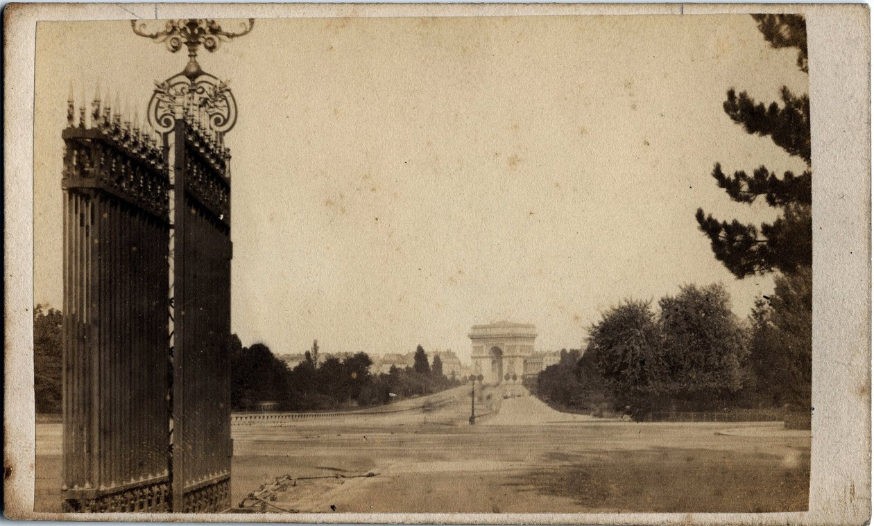 Paris kommune (1871): udsigt over Porte Maillot og Triumfbuen. Anonym fotografering. Print på pap Dim. 17x8 cm af Unbekannt