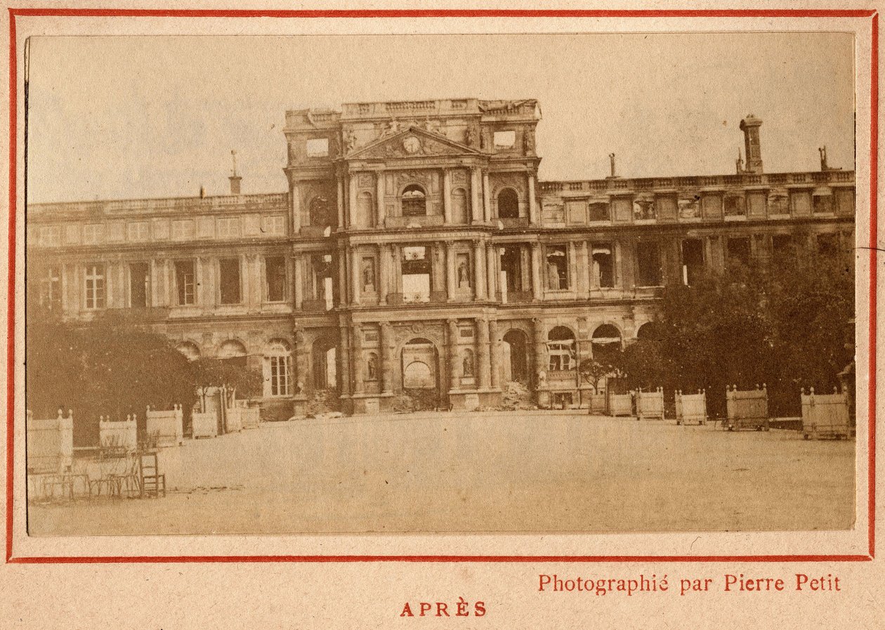 Paris kommune (1871): udsigt over Palais des Tuileries i Paris efter branden i maj 1871. Foto af Pierre Pepetit. Print på pap, Dim. 9x5,4 cm af Unbekannt