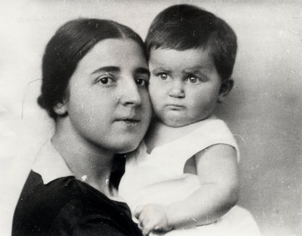 Nadezhda Alliluyeva, anden hustru til Josef Stalin, og deres datter Svetlana Alliluyeva, 1927 af Unbekannt