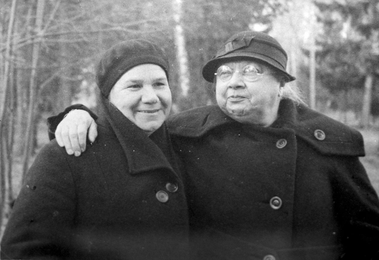 Nadezhda Krupskaya, Lenins kone, med en ven, 1936 af Unbekannt