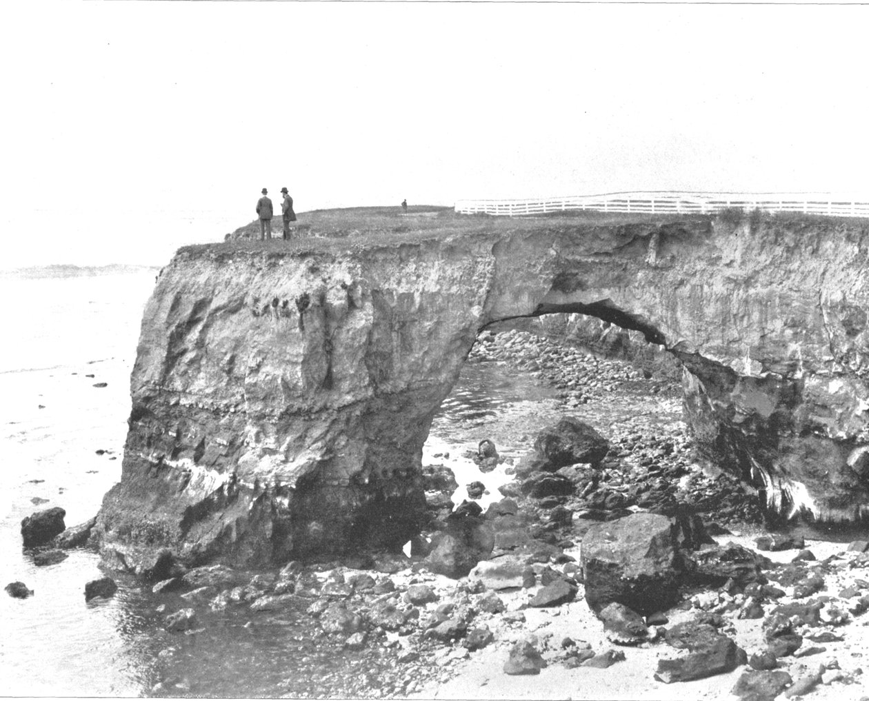 Natural Bridge på kysten nær Santa Cruz, Californien, USA, c1900. af Unbekannt