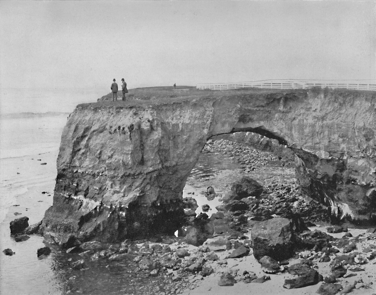 Natural Bridge på kysten nær Santa Cruz, Californien, c1897. af Unbekannt