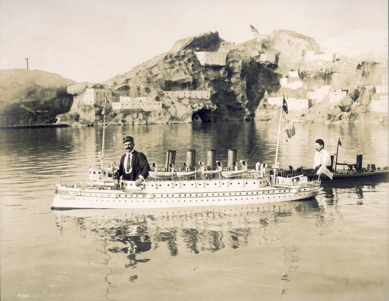 Flådeshow på gedden. To krigsfolk og deres operatører. 1904 Verdensudstilling af Unbekannt
