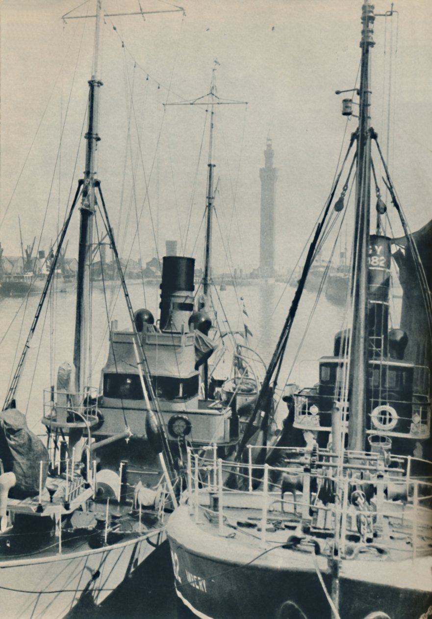 Naval Trawler, HMS Liffy sammen med et Grimsby fiskefartøj i Grimsby Docks, 1937 af Unbekannt