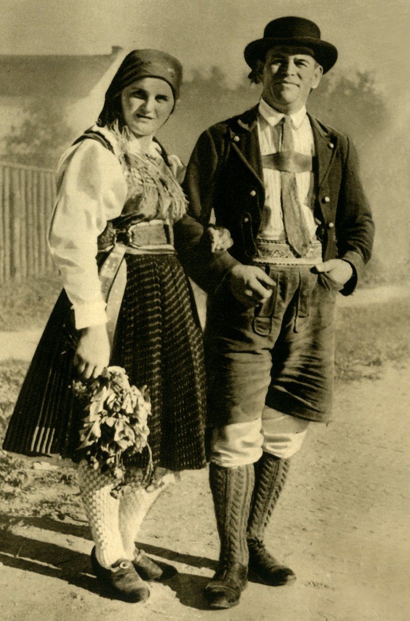 Nygifte i traditionel dragt, Kärnten, Østrig, c1935. af Unbekannt