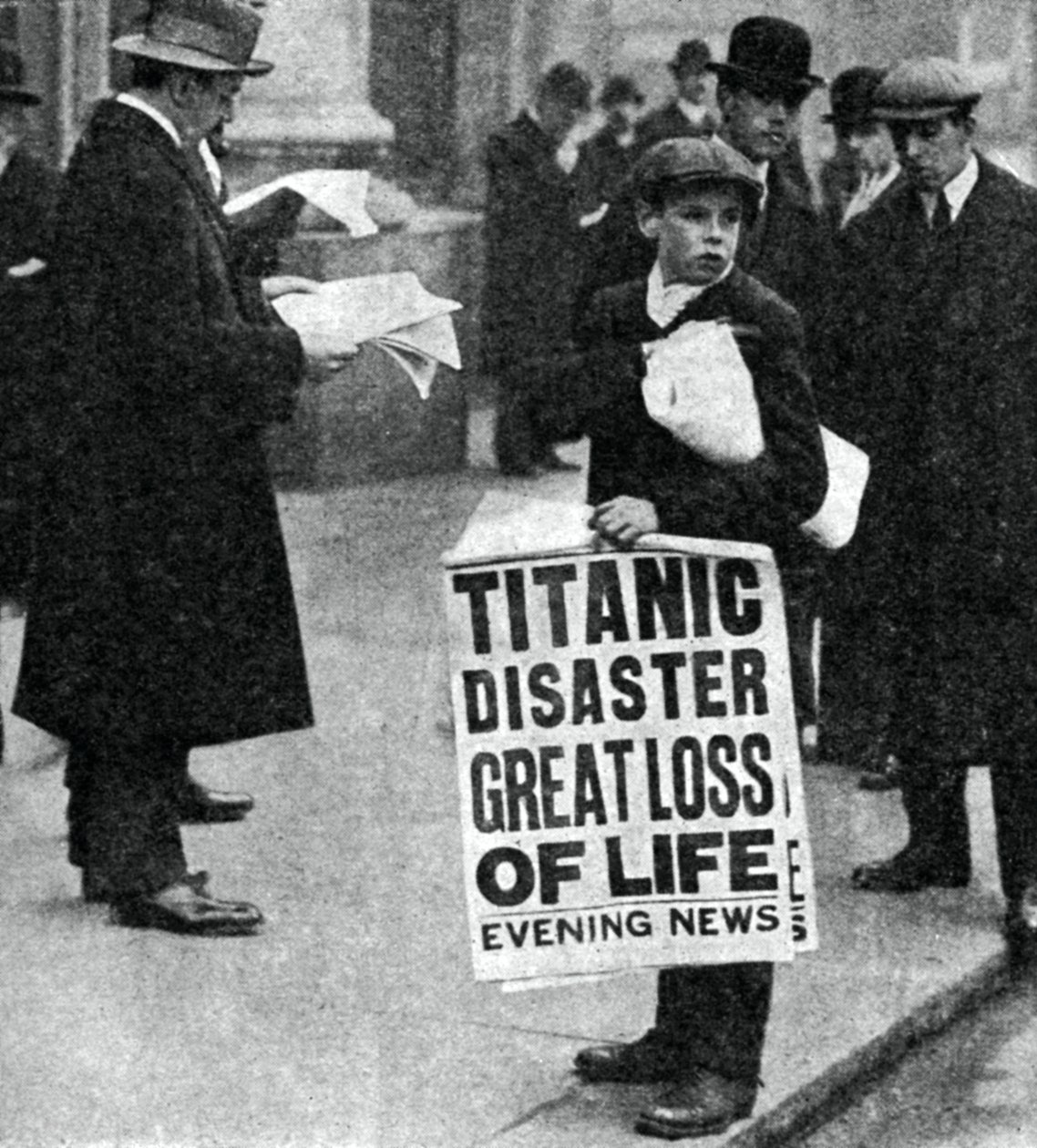 Avisdreng med nyheder om Titanic-katastrofen, 14. april 1912 af Unbekannt