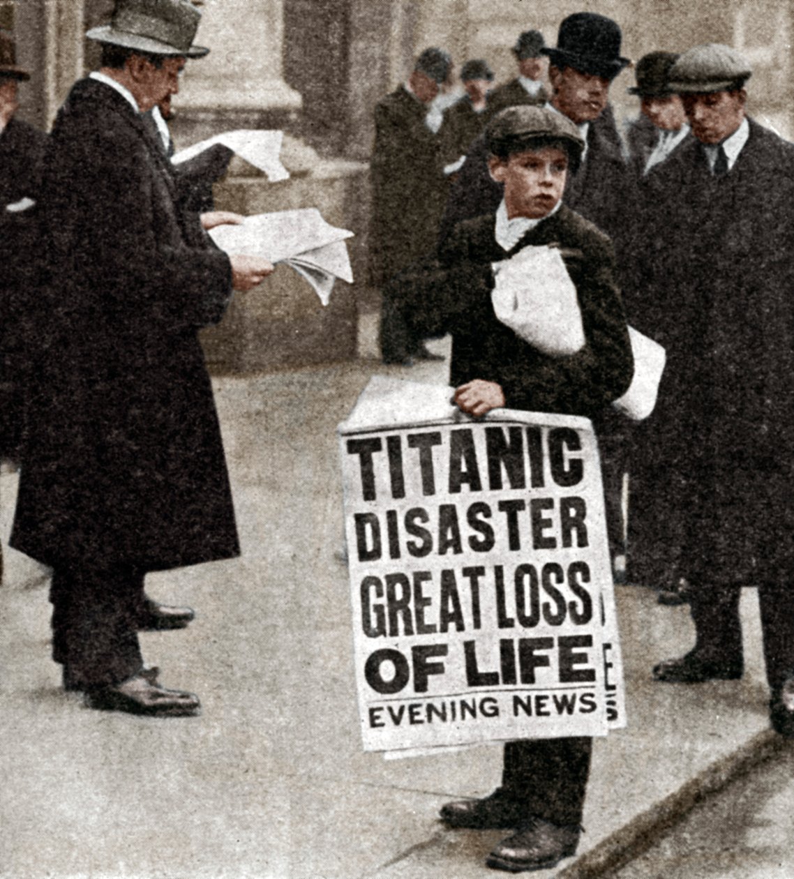 Avisdreng med nyheder om Titanic-katastrofen, 14. april 1912 af Unbekannt