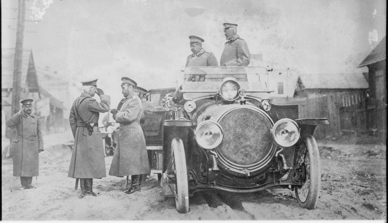 Nicholas II af Rusland, storhertug Nicholas Nikolaevich og general grev Georgi Bobrinsky i front af Unbekannt