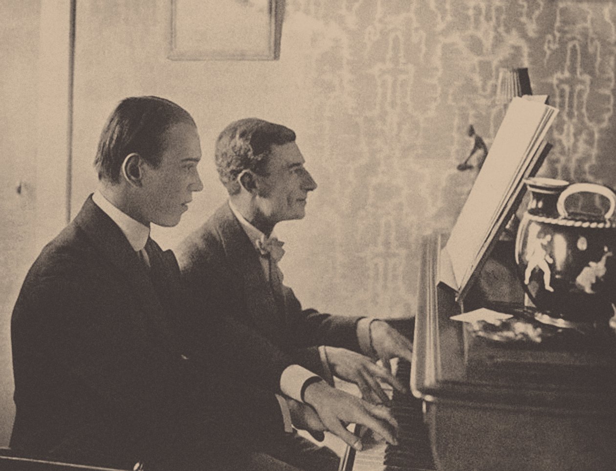Nijinsky og Maurice Ravel ved klaveret spiller et partitur fra Daphnis og Chloe, 1912 af Unbekannt