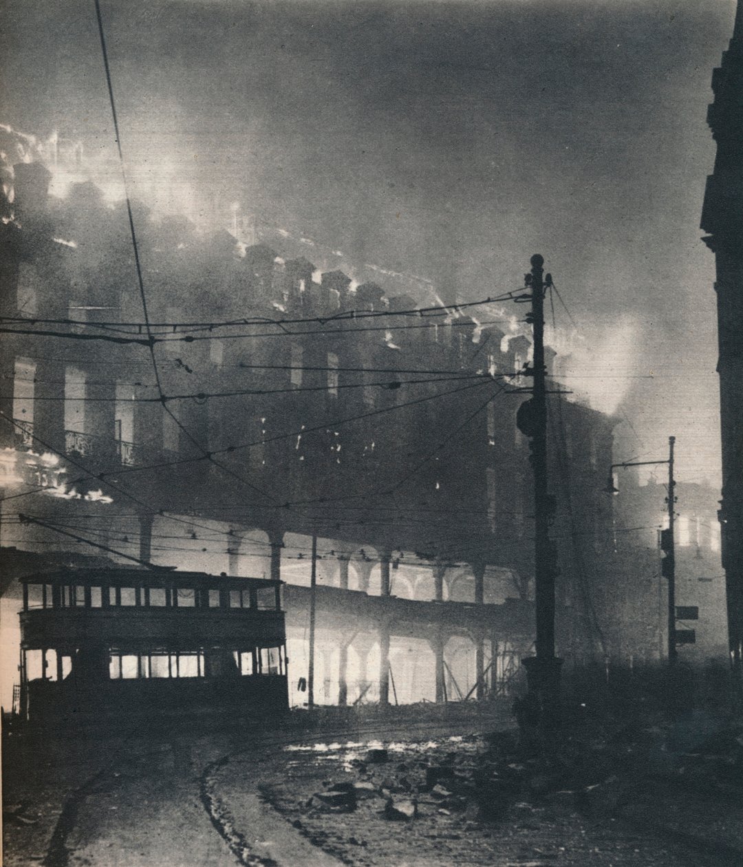 Ni timers bombning. Da Sheffields tur kom, var det midtvinter. 1940 1942 af Unbekannt
