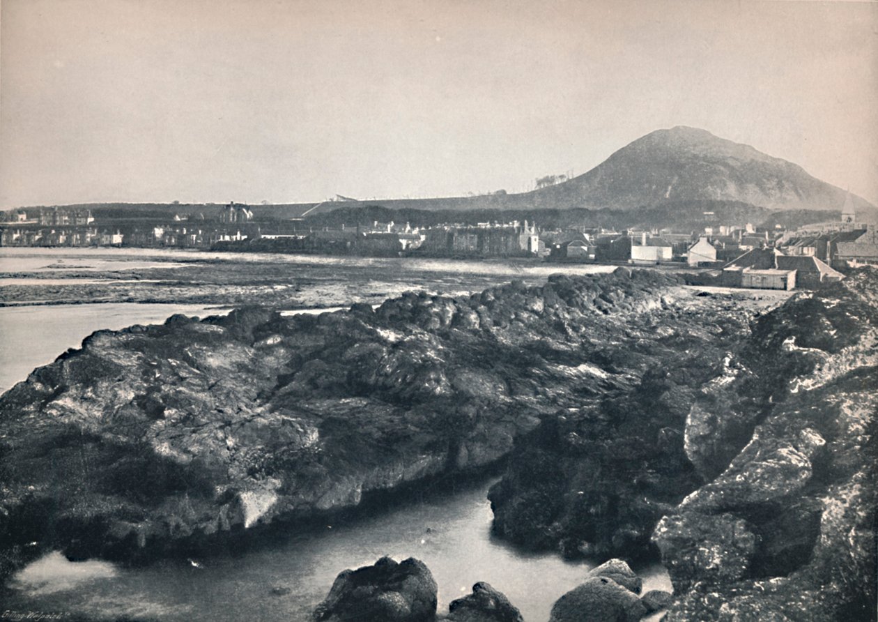 North Berwick - From the Rocks, Viser North Berwick Law, 1895 af Unbekannt