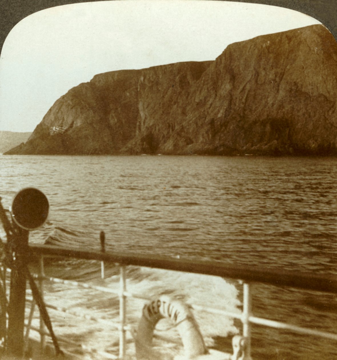 Nordkap - fra vest - Midnatssolens land, nær midnat, N. Norge, c1905. af Unbekannt