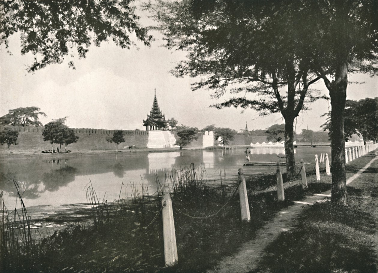 North Moat and Wall, Mandalay, 1900. af Unbekannt