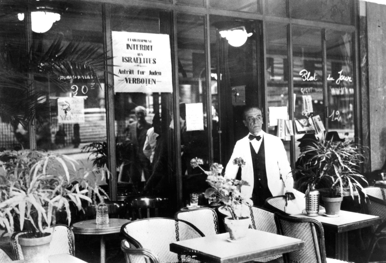 Bekendtgørelse i et restaurantvindue, der forbyder jøder at komme ind i det tyskbesatte Paris, juli 1940 af Unbekannt