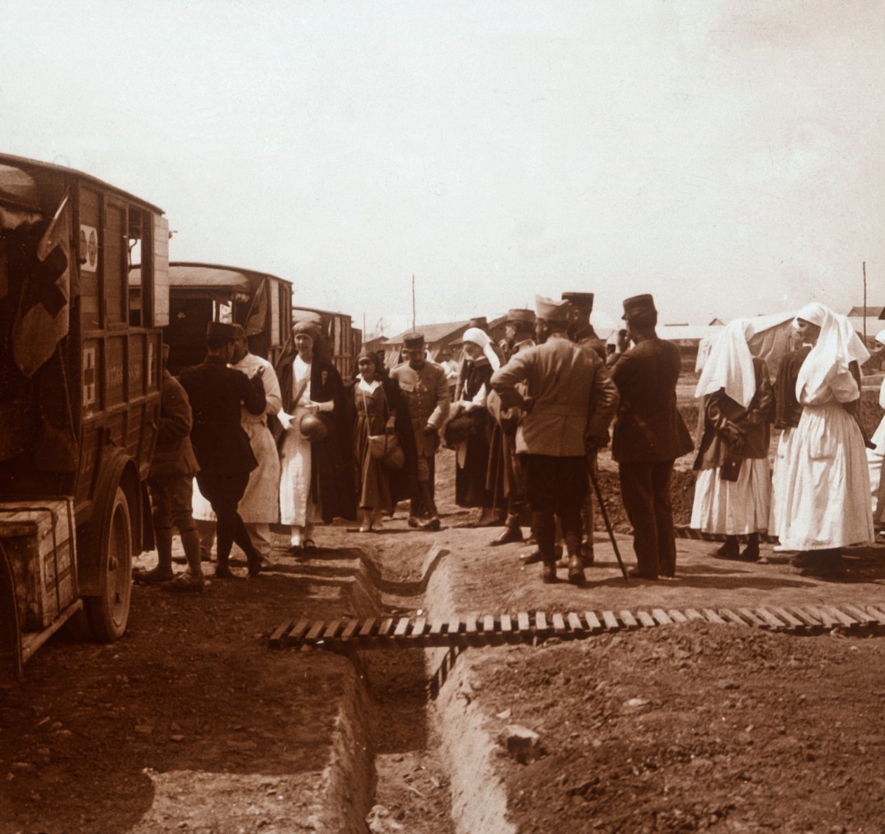 Sygeplejersker og Røde Kors ambulancer, c1914-c1918 af Unbekannt