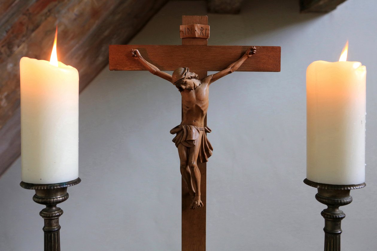 Obersteinbach, Bas-Rhin, Frankrig, le 29/5/2014 - Stearinlys og krucifiks. luthersk tempel. af Unbekannt