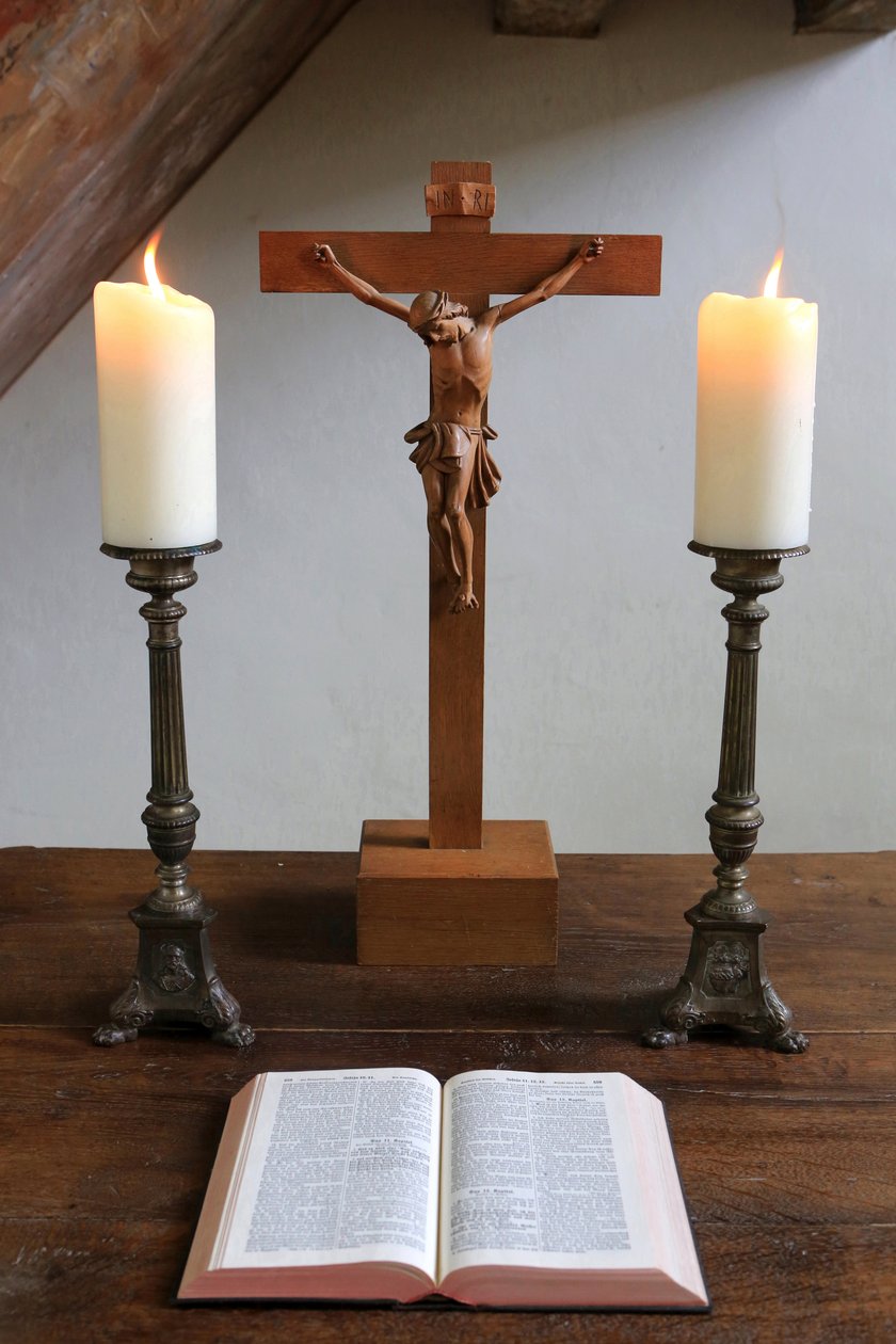 Obersteinbach, Bas-Rhin, Frankrig, le 29/5/2014 - Stearinlys, krucifiks og Bibel. luthersk tempel. af Unbekannt