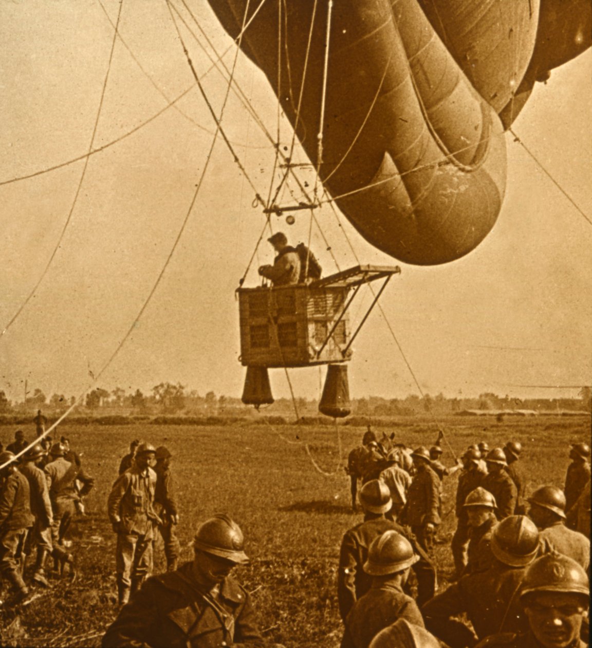 Observation af fjendens positioner fra en spærreildsballon, c1914-c1918 af Unbekannt
