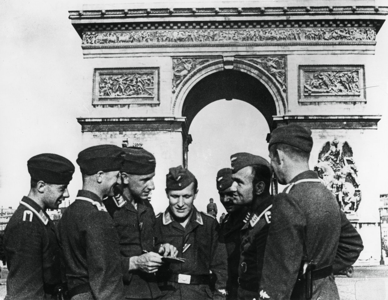 Besættelse af tyske tropper ved Triumfbuen, Paris, juni 1940 af Unbekannt