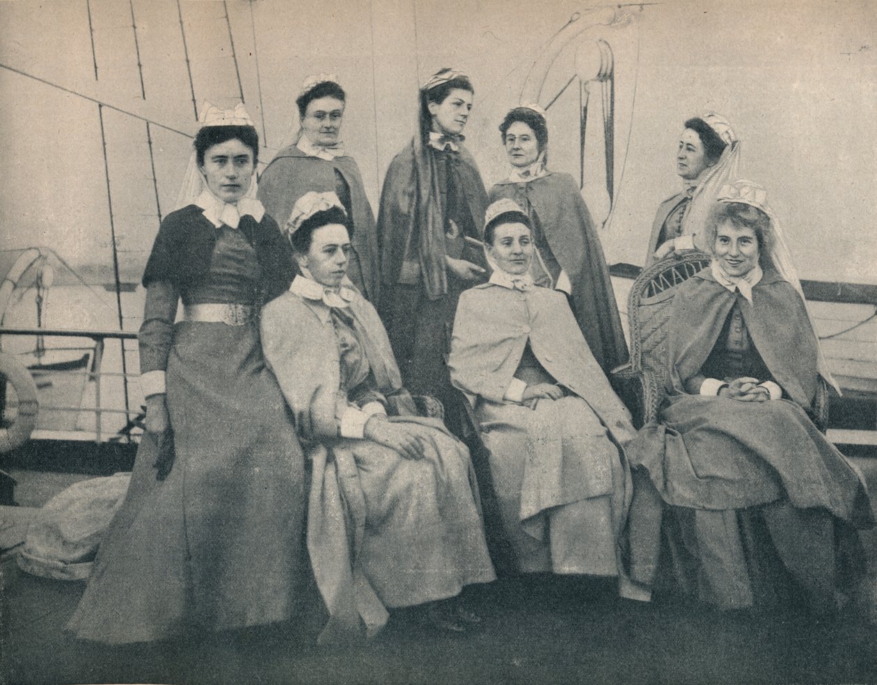 Ud i krigen! Sygeplejersker på et linjeskib på vej til Cape Town, ca. 1900. af Unbekannt