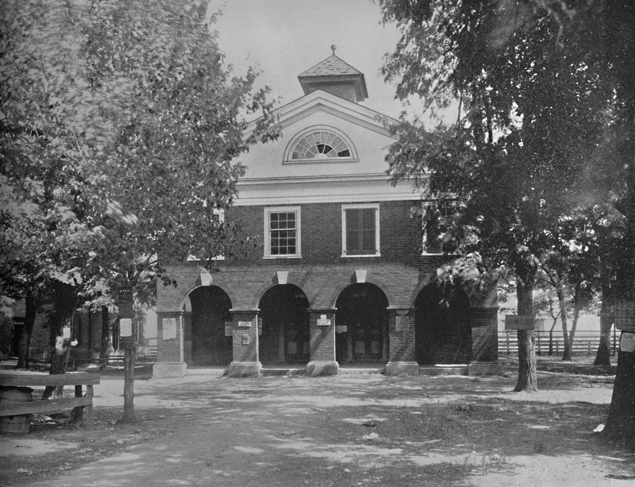 Old Court House, Bowling Green, Virginia, c1897. af Unbekannt