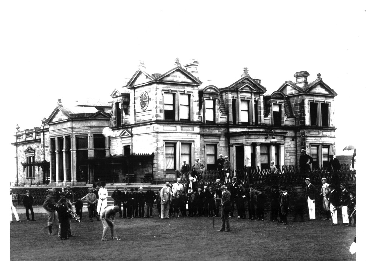 Old Tom Morris uden for Old Course Clubhouse ved St. Andrews i Skotland, ca. 1900 af Unbekannt