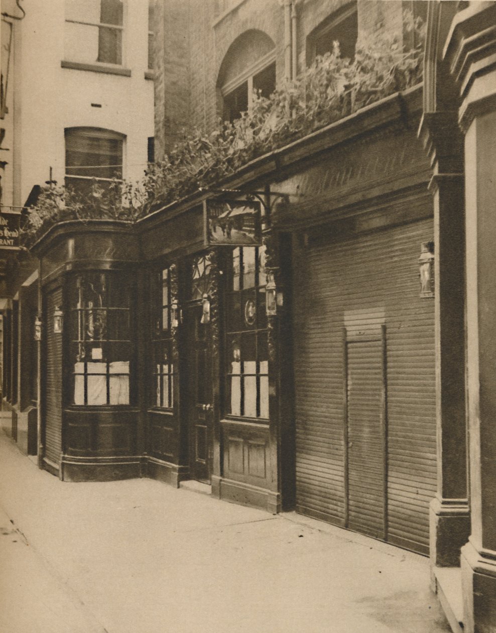 Olde Dr. Butlers Head, Etableret i Masons Avenue i 1616, c1935. af Unbekannt