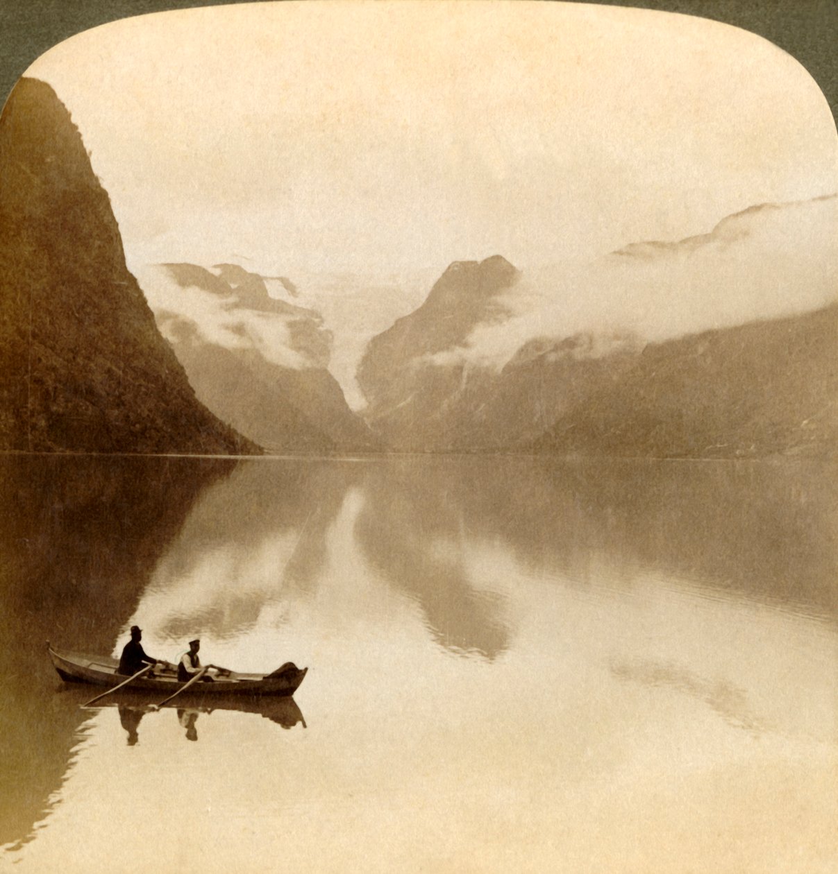 Ved den dystre sø Olden, mellem skydækkede bjerge, til Maelkevold-gletsjeren, Norge, 1905. af Unbekannt