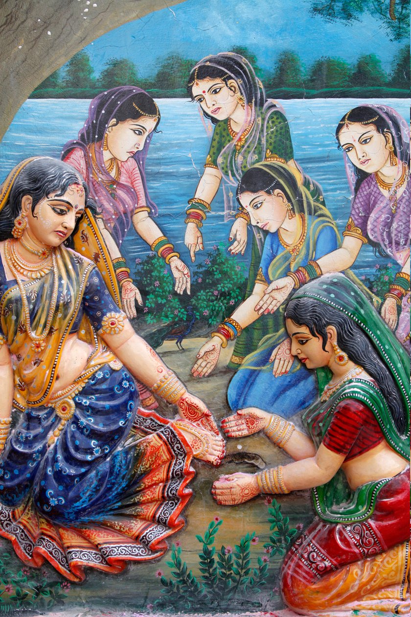 En dag da Radha gik for at møde Krishna, trådte hun på den tykke bark af en moden tamarindfrugt, og den skar hendes fod. Dette fik hende til at forsinke mødet med Krishna; derfor forbandede hun træet, at dets frugter ikke ville modnes. Vrindavan Inde af Unbekannt