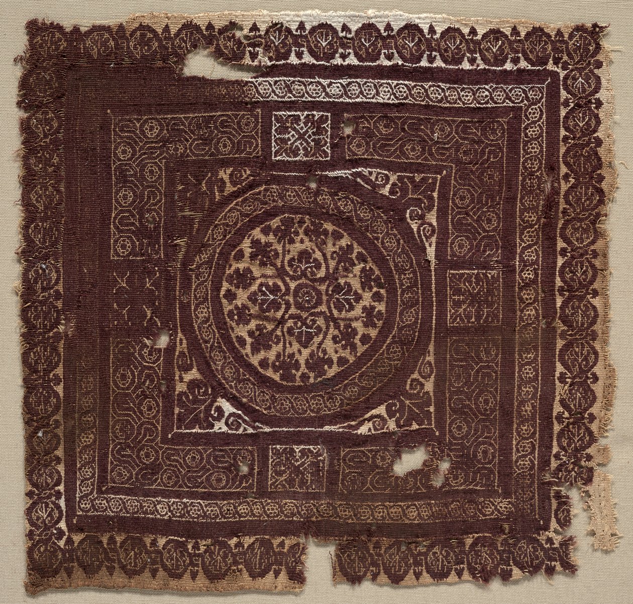Ornament med symbolske sammenflettede knuder, 400