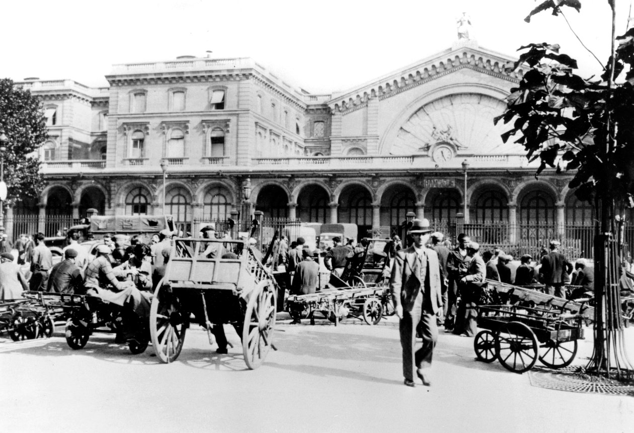 Uden for Gare de lEst, tysk-besatte Paris, september 1940 af Unbekannt