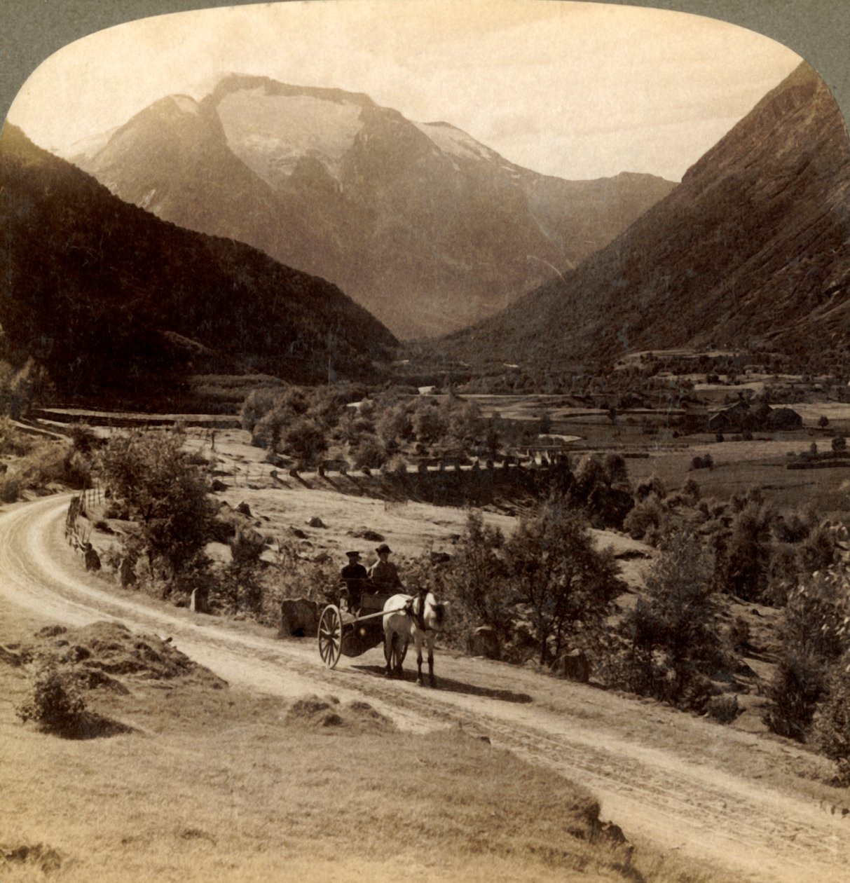 Over frugtbare marker i Vide Valley, nær Skaare, til Mr. Skaalas iskolde højder 6360 ft. Norge, 19 af Unbekannt