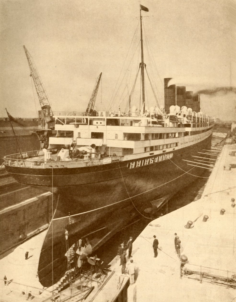 Overhaling af en stor liner i en gravedok i Liverpool, c1930. af Unbekannt