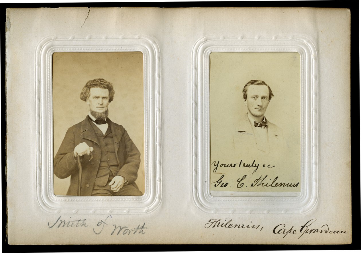 Side femten af albummet med et halvlangt portræt af Eli Smith (til venstre) og et busteportræt af George C. Thilenius (til højre). Smith of Worth og Thilenius, Cape Girardeau (skrevet på albumside).  Smith var en delegeret fra Worth County (12. senatorium af Unbekannt
