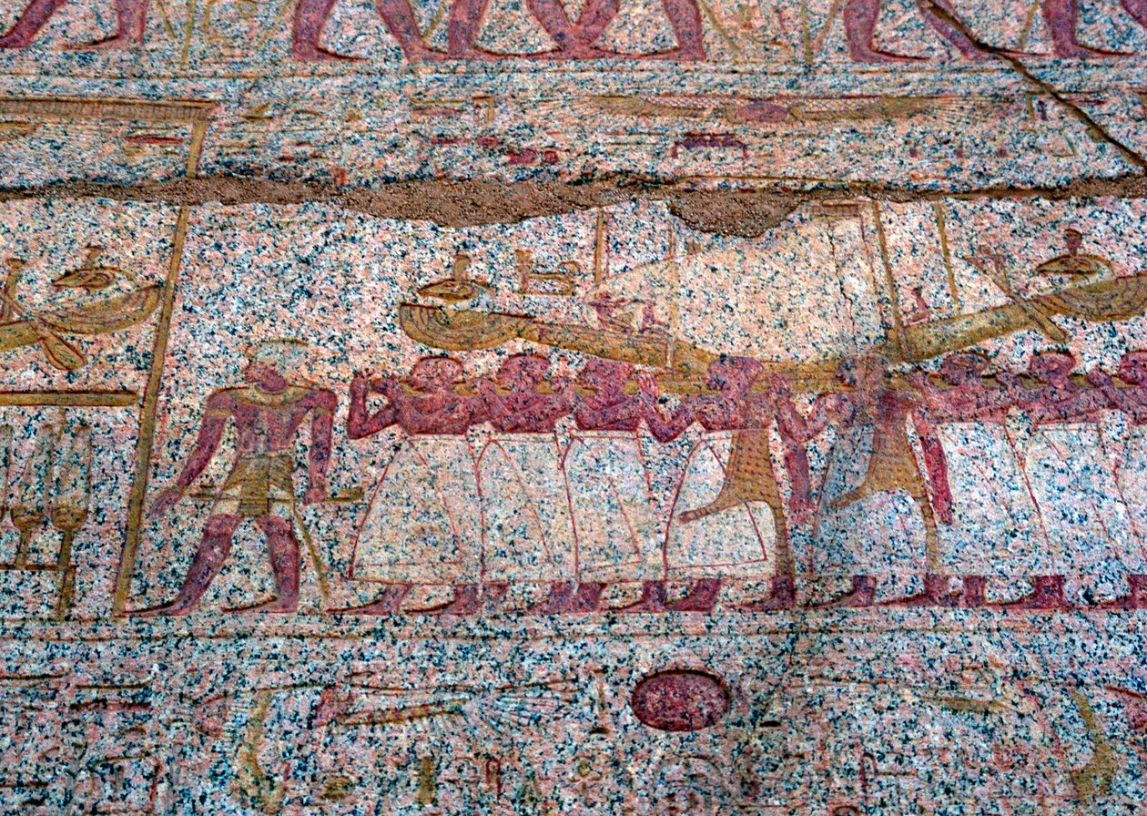 Malet relief, der viser en Ra-solbåd båret i en procession, oldægyptisk af Unbekannt