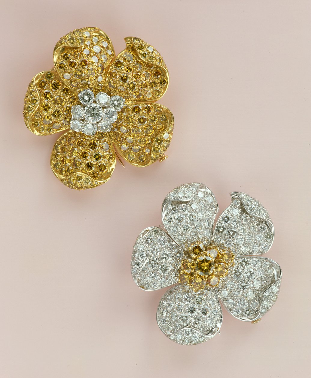 Par brocher med blomsterhoved (diamant) af Unbekannt