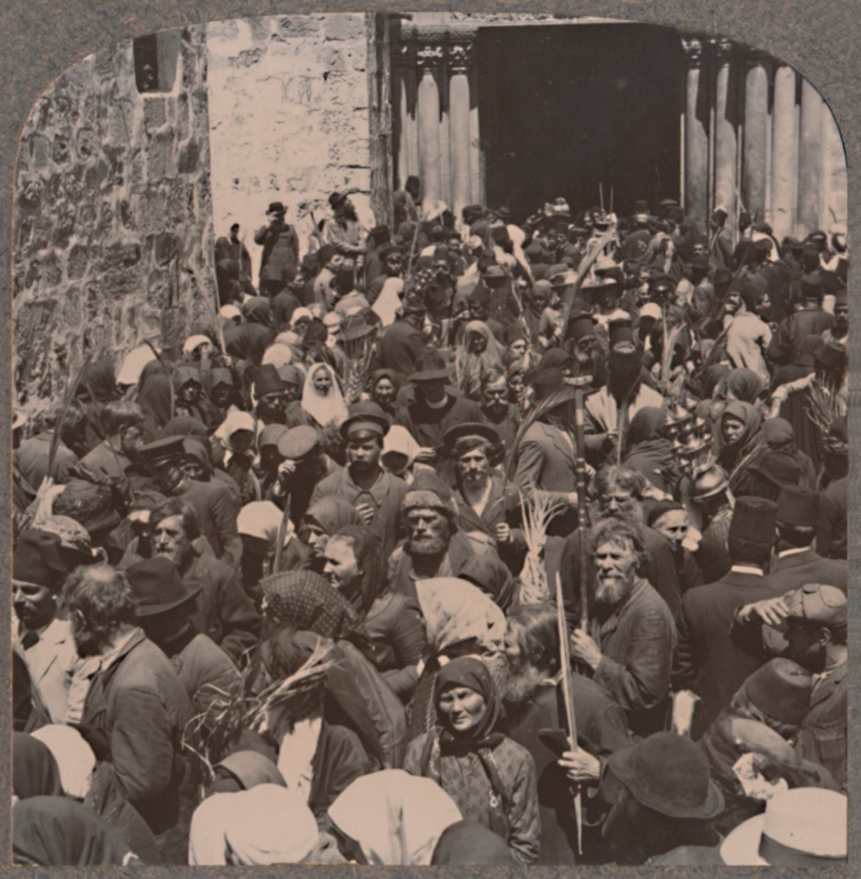 Palmeprocession forlader Den Hellige Gravs Kirke, ca. 1900 af Unbekannt