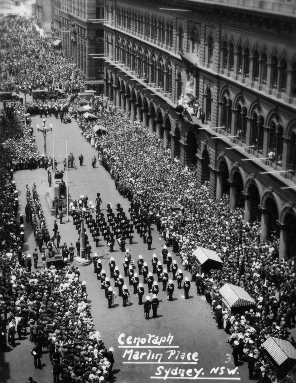 Parade ved Cenotaph, Martin Place, Sydney, New South Wales, 1945 eller 1946 af Unbekannt