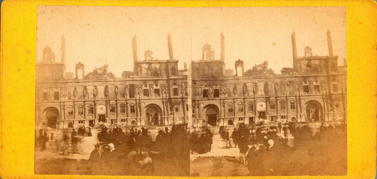 Paris Commune (1871): udsigt over Hotel de Ville efter branden i maj 1871. Anonym fotografering. Print på pap Dim. 17x8 cm af Unbekannt