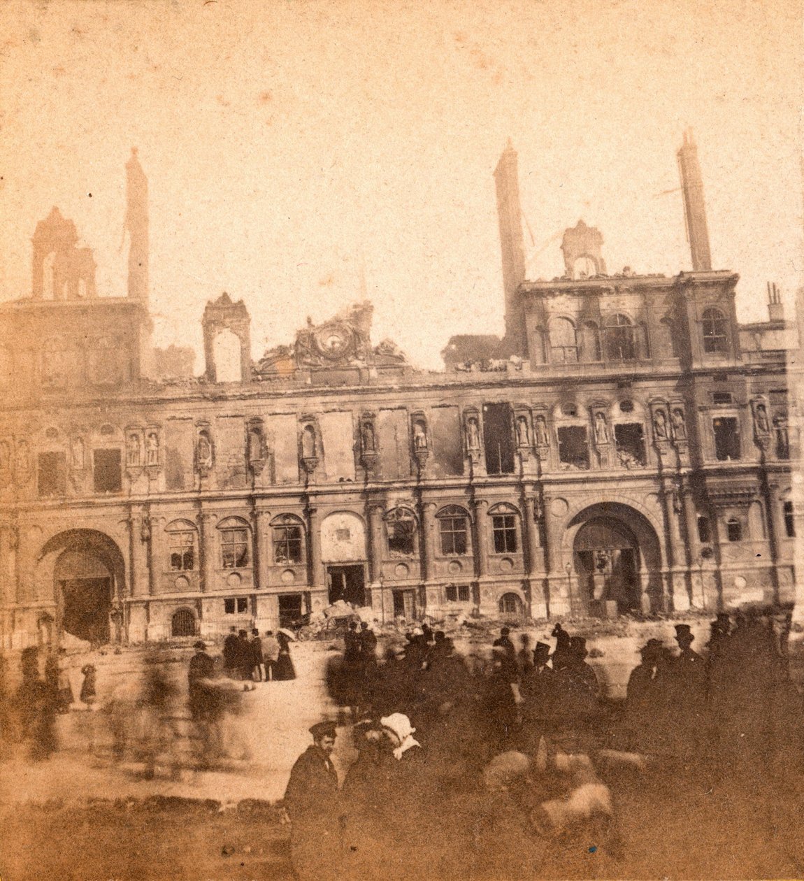 Paris Commune (1871): udsigt over Hotel de Ville efter branden i maj 1871. Anonym fotografering. Print på pap Dim. 8,5x8 cm af Unbekannt