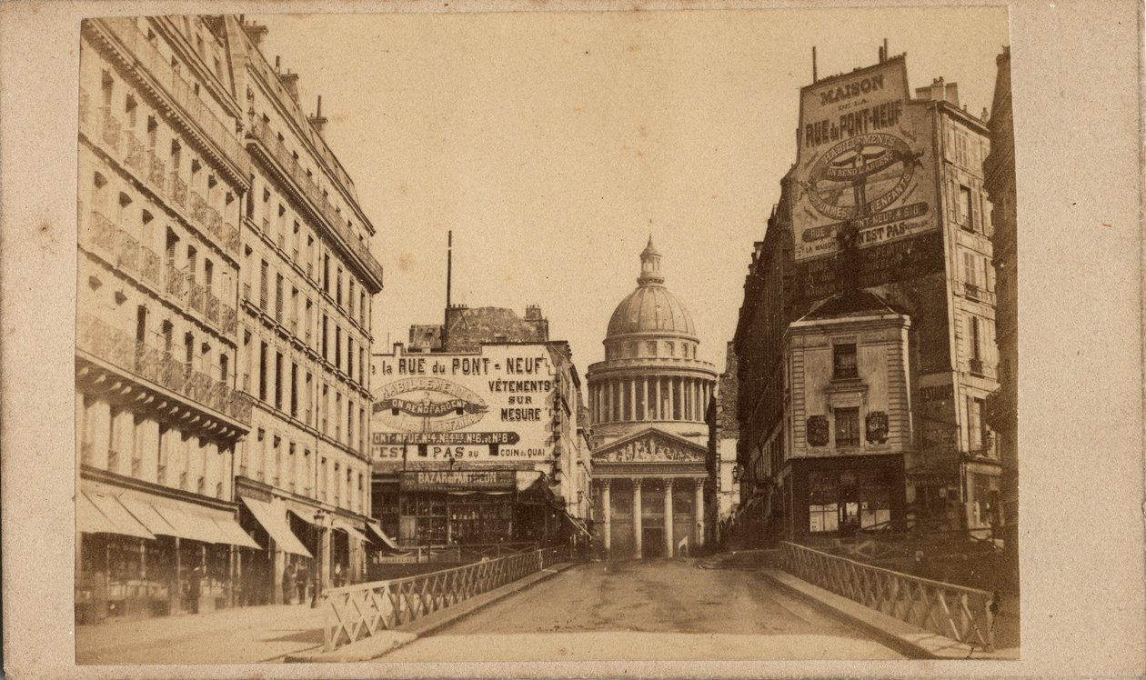 Paris Commune (1871): udsigt over Pantheon og rue Soufflot (store reklametavler promoverer Maison de la rue du Pont Neuf). Anonym fotografering. Print på pap Størrelse 10x6 cm af Unbekannt
