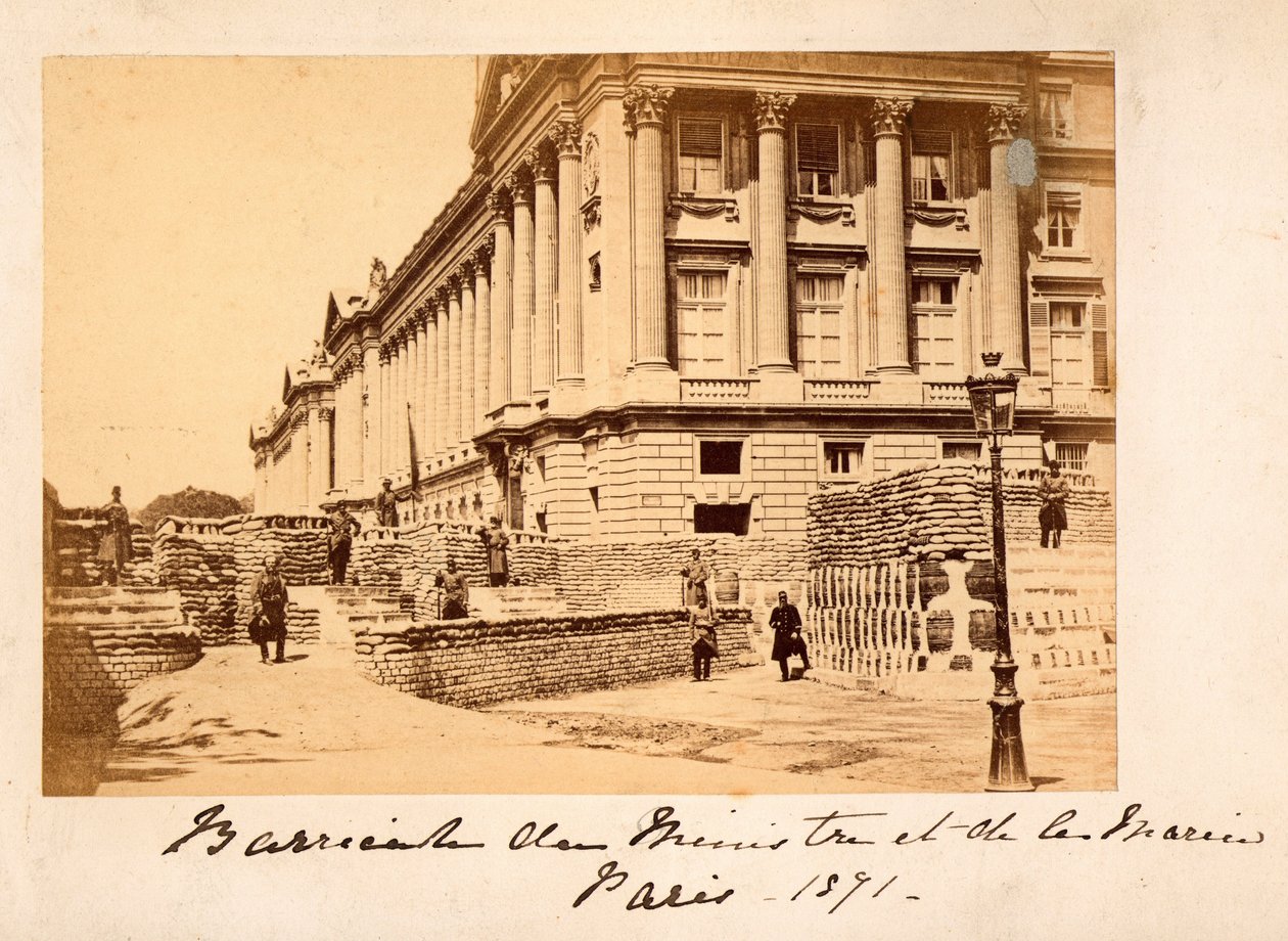 Paris Commune (1871): udsigt over barrikaden på Place de la Concorde foran Marineministeriet (Hotel de la Marine eller også Hotel du Garde Meuble) i Paris. Anonym fotografering. Print på pap Dim. 22x14 cm af Unbekannt