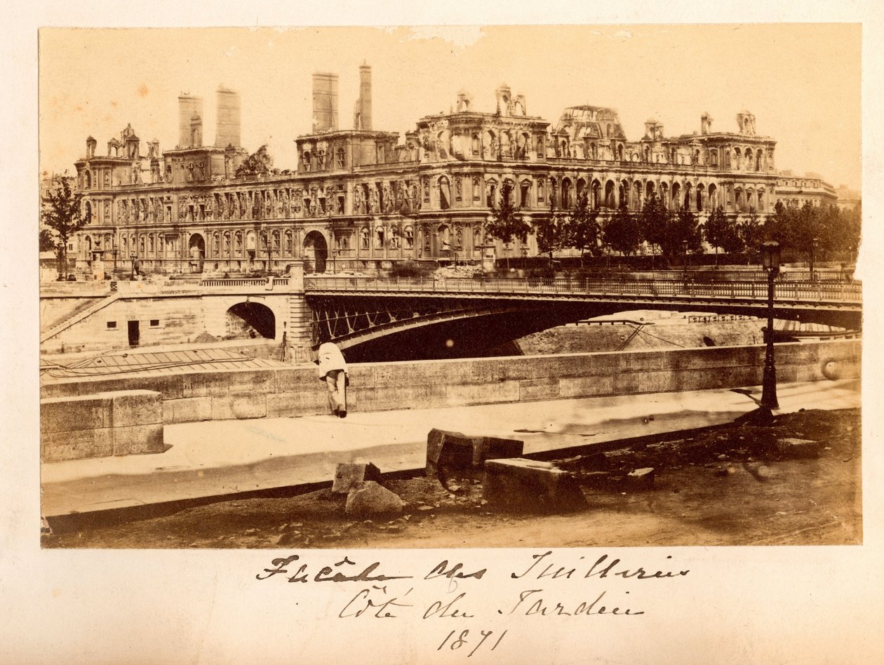 Paris Commune (1871): udsigt over Arcole-broen og Hotel de Ville efter branden i maj 1871. Anonym fotografering. Print på pap af Unbekannt