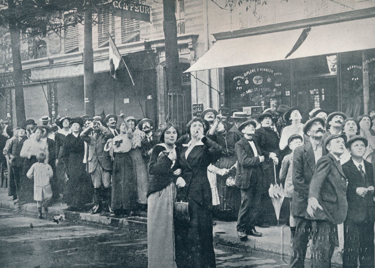 Pariserskarer ser på et af de tyske fly, der flyver over byen, c1914 af Unbekannt